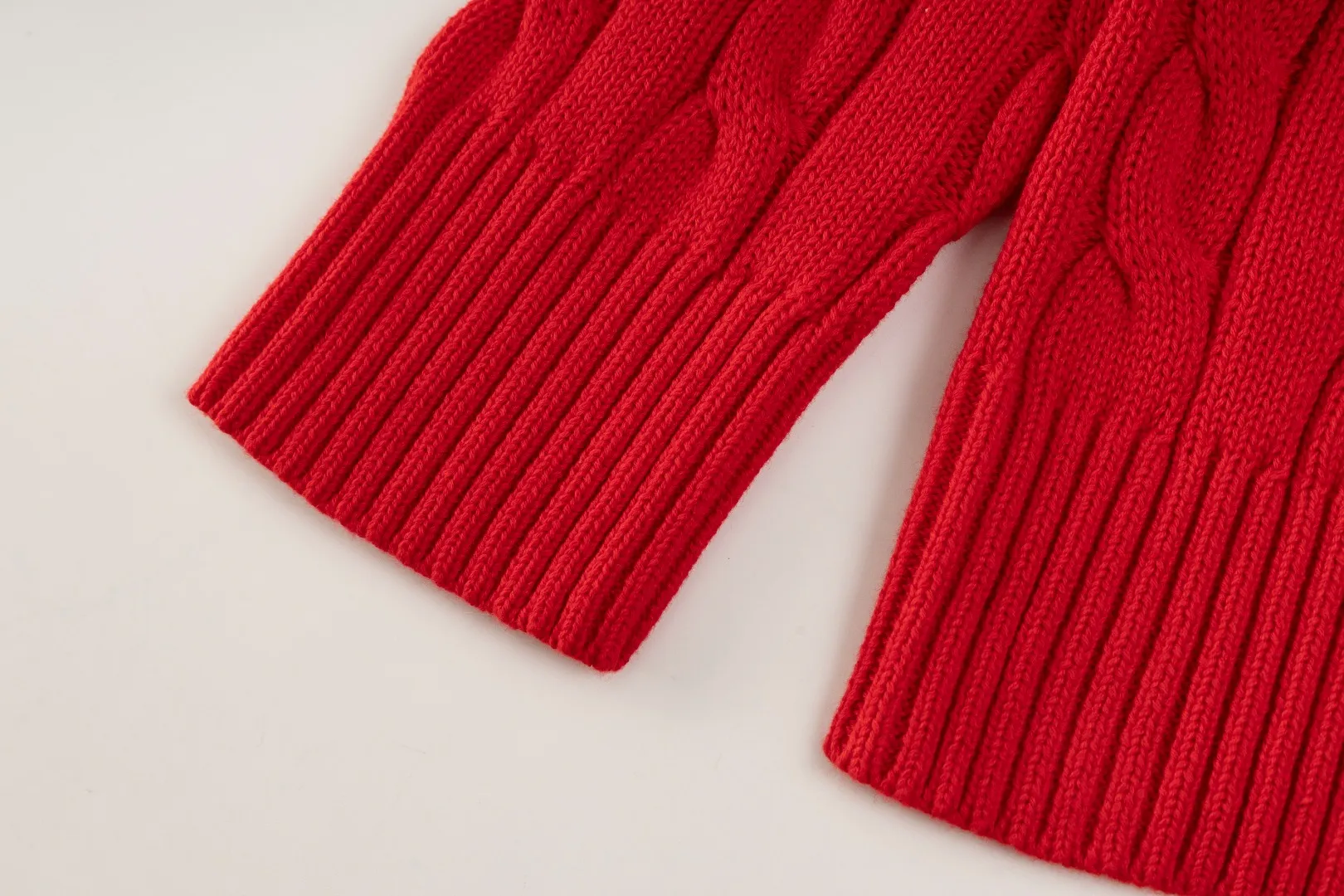 P236 #R92 RALPH LAUREN Ralph Lauren fifteen colors classic small label embroidery logo turtleneck pullover half-zip knitted cable sweater with high-density LOGO embroidery on the chest and original customized tag accessories. Made of pure cotton yarn, pure cotton is skin-friendly and comfortable, small label war horse embroidered twist turtleneck sweater 🐎 high quality, follow the blogger to learn how to wear it! Let’s buy a Ralph Lauren cable sweater. It’s a super hard-to-find series after it became popular. It’s hard to find one on the official website. It’s simple and practical to wear, with a lazy and loose feel. The thickened fabric has more texture, feels soft and delicate, and has a loose fit. Whether worn alone or layered, you can wear different styles of fashion with just one piece!   Size：XS S M L